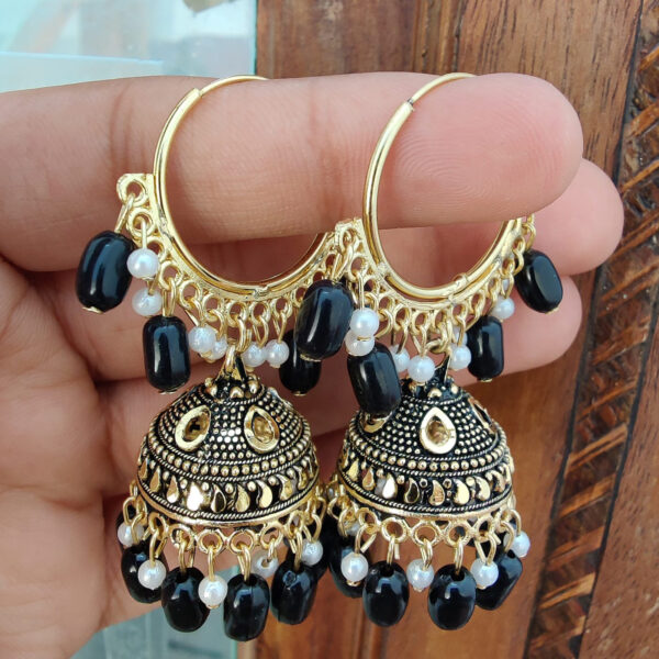 Jhumki is made of beautiful designer Meenakari using alloy and gold plated and decorated with black coloured pearls.